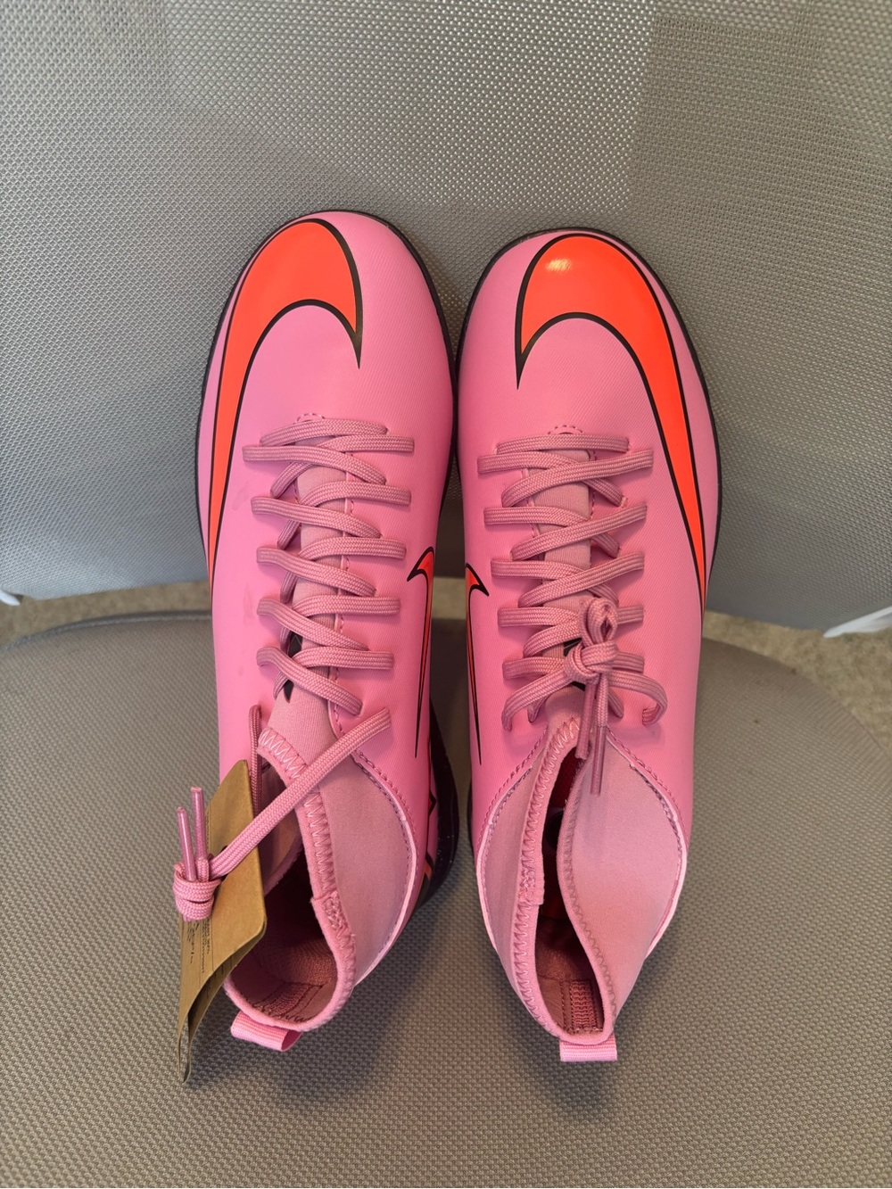 Soccer shoes for synthetic grass .Women's Pink Athletic Soccer Cleats Size 6